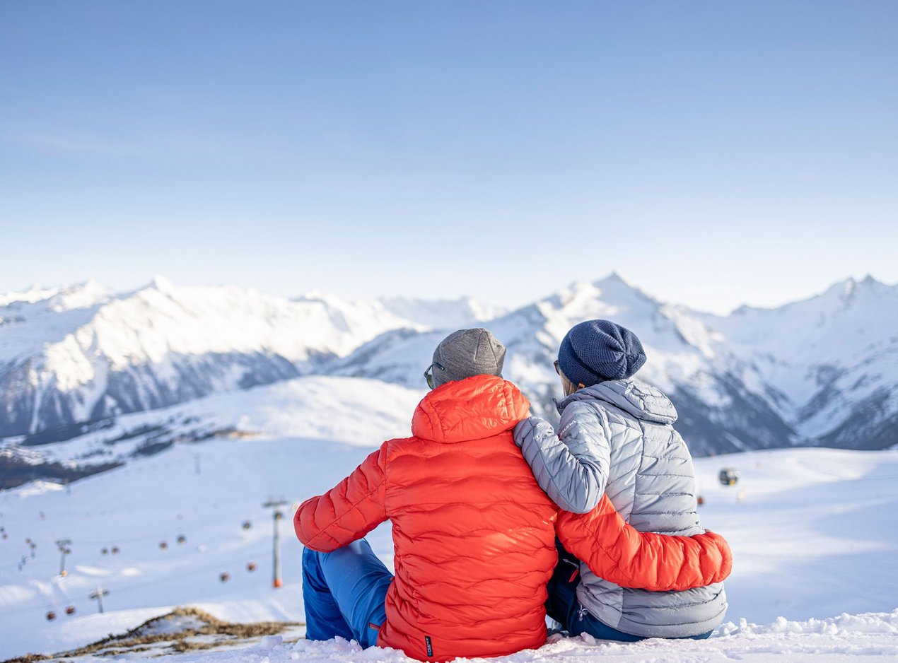 Paar vor Schneepanorama