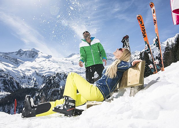 Paar macht Pause beim Skifahren Paar macht Pause beim Skifahren
