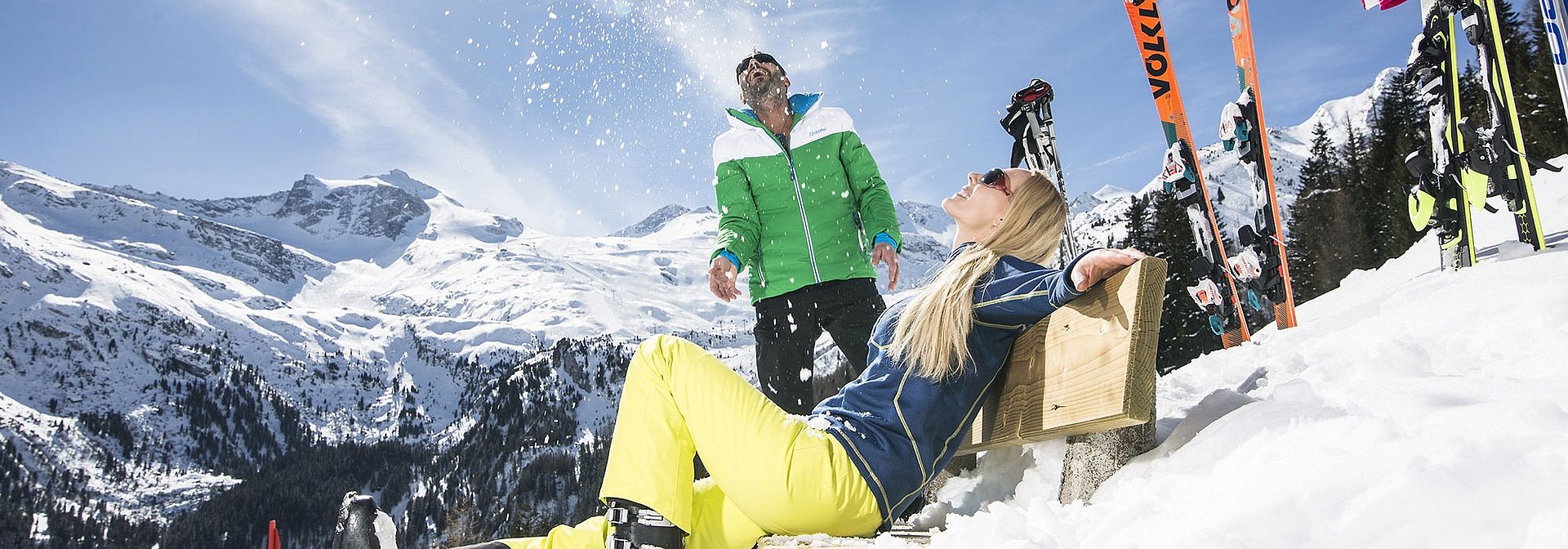 Paar macht Pause beim Skifahren