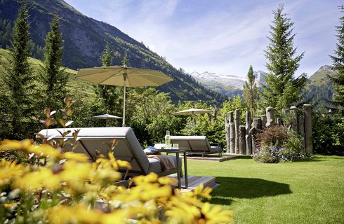 Liegen im Alpengarten mit Gletscherblick