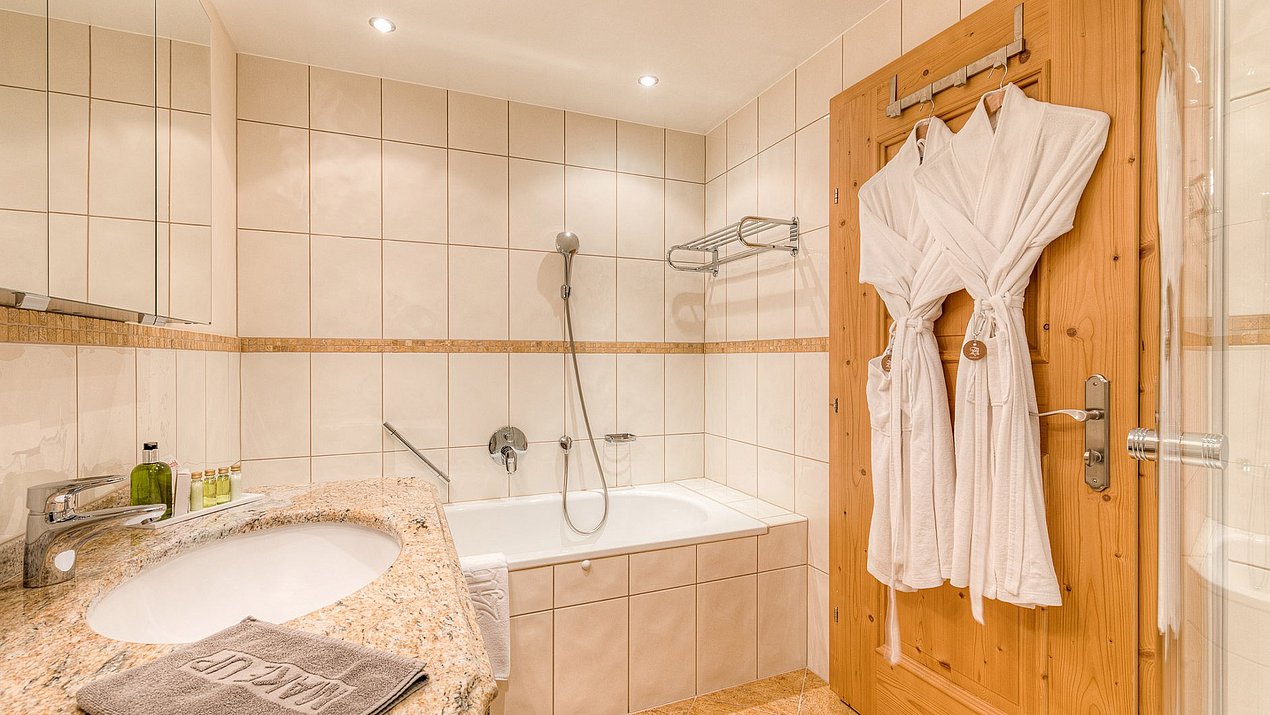 Großzügige Badezimmer in der Juniorsuite Enzian