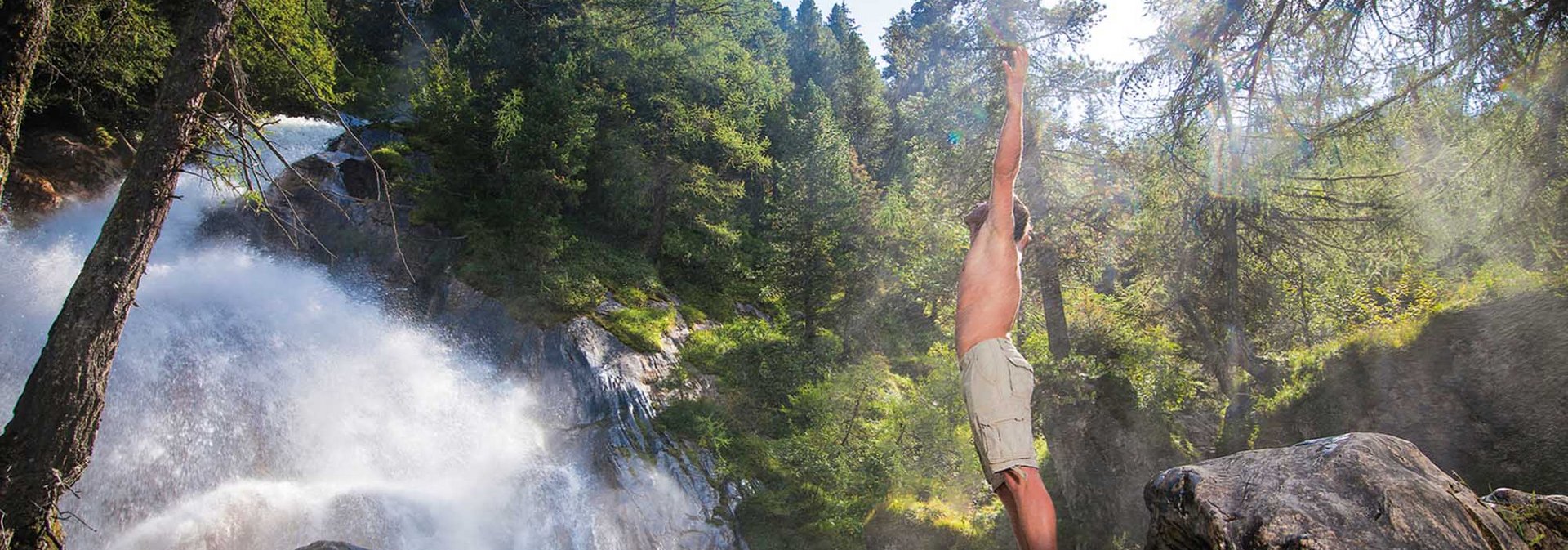 Mann am Wasserfall Mann am Wasserfall