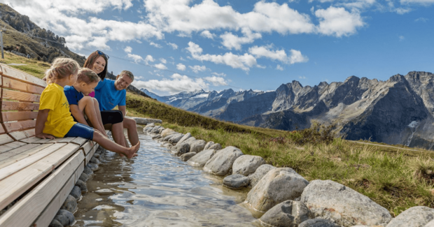 Familie mit Kindern am Wasserspielplatz