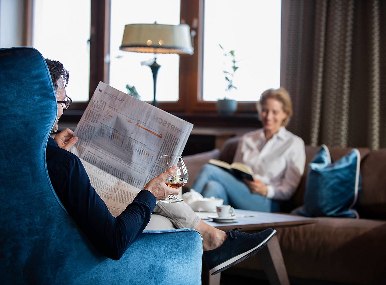 Paar liest in Hotellounge