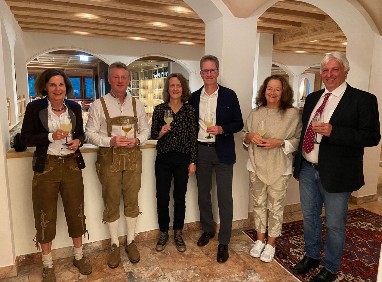 Sechs Menschen im Restaurant des Alpenhofs festlich gekleidet
