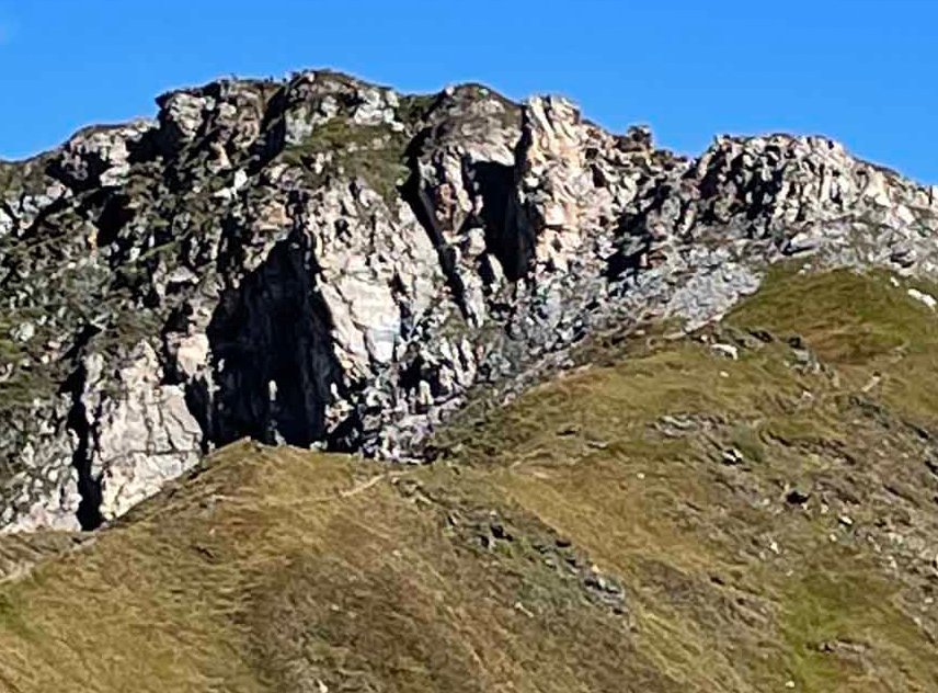Frauenwand mit blauem Himmel als Hintergrund