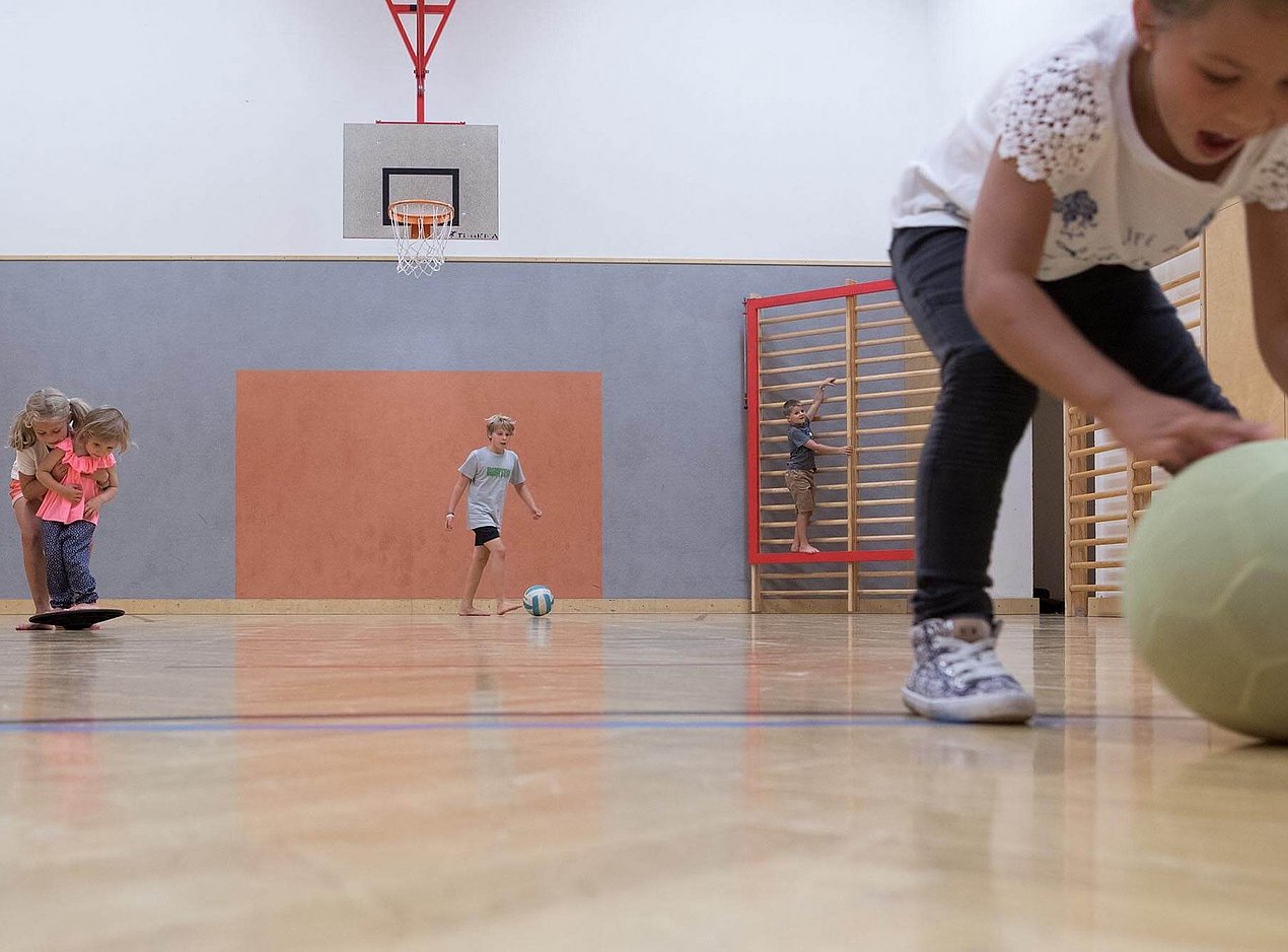 Kinder spielen Ball
