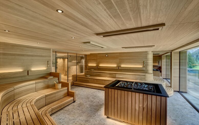 Blick in eine große finnische Sauna.