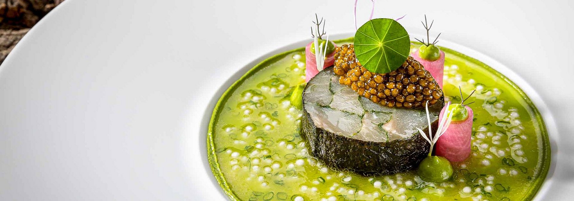 Kalte Fischvorspeise auf einem weißen Teller mit Dekoration