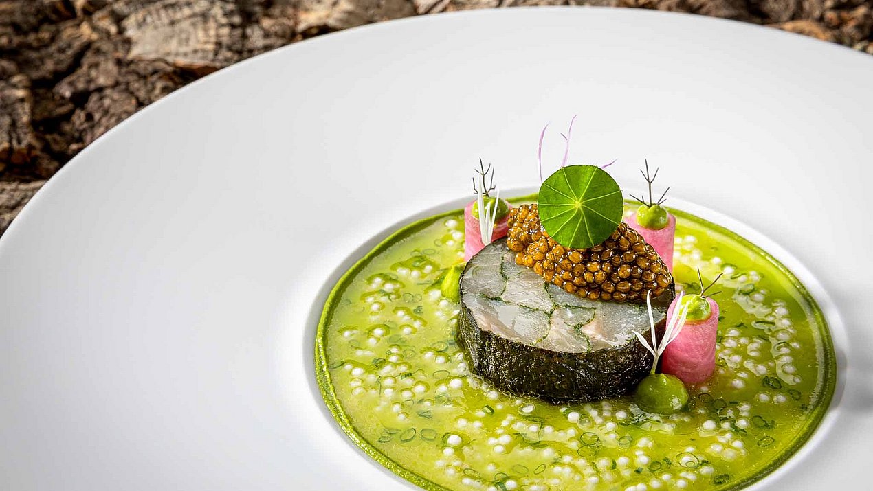 Kalte Fischvorspeise auf einem weißen Teller mit Dekoration