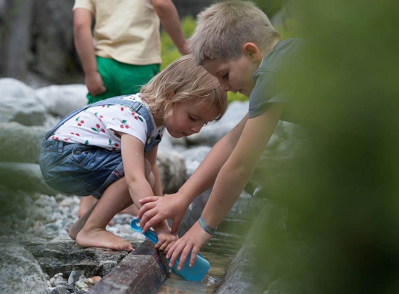 Kinder spielen mit Wasser