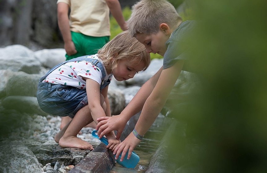 Kinder spielen mit Wasser