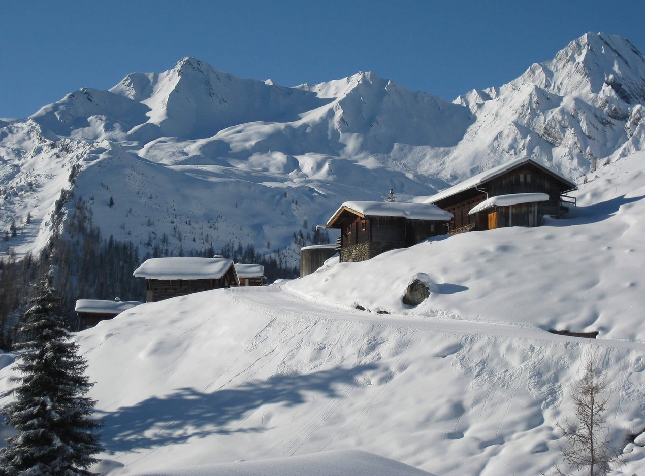 Verschneite Berghütten