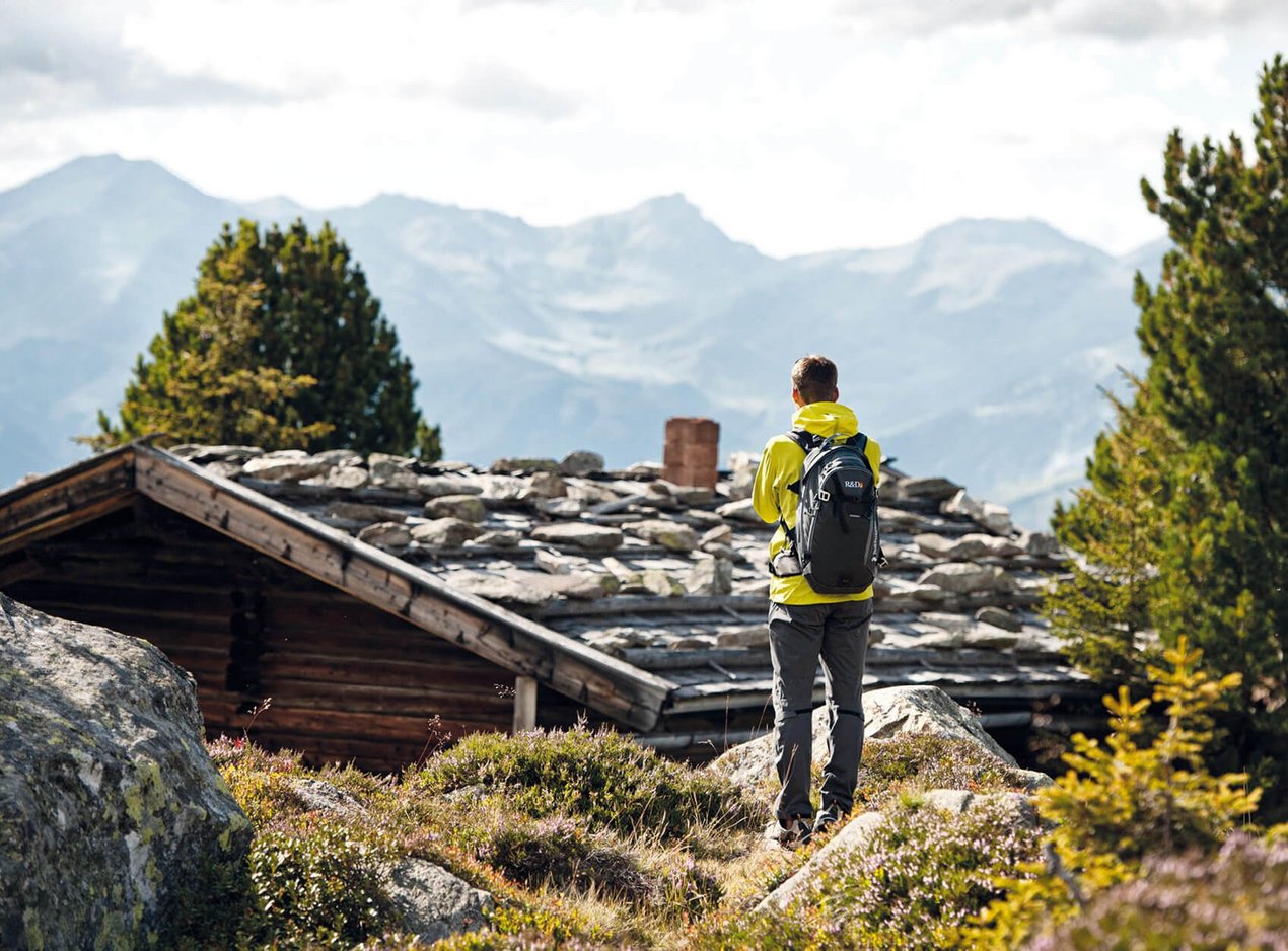 Mann vor Berghütte