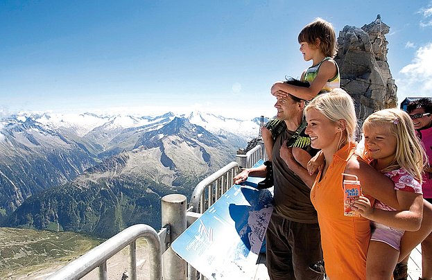 Familie auf Panorama-Terrasse