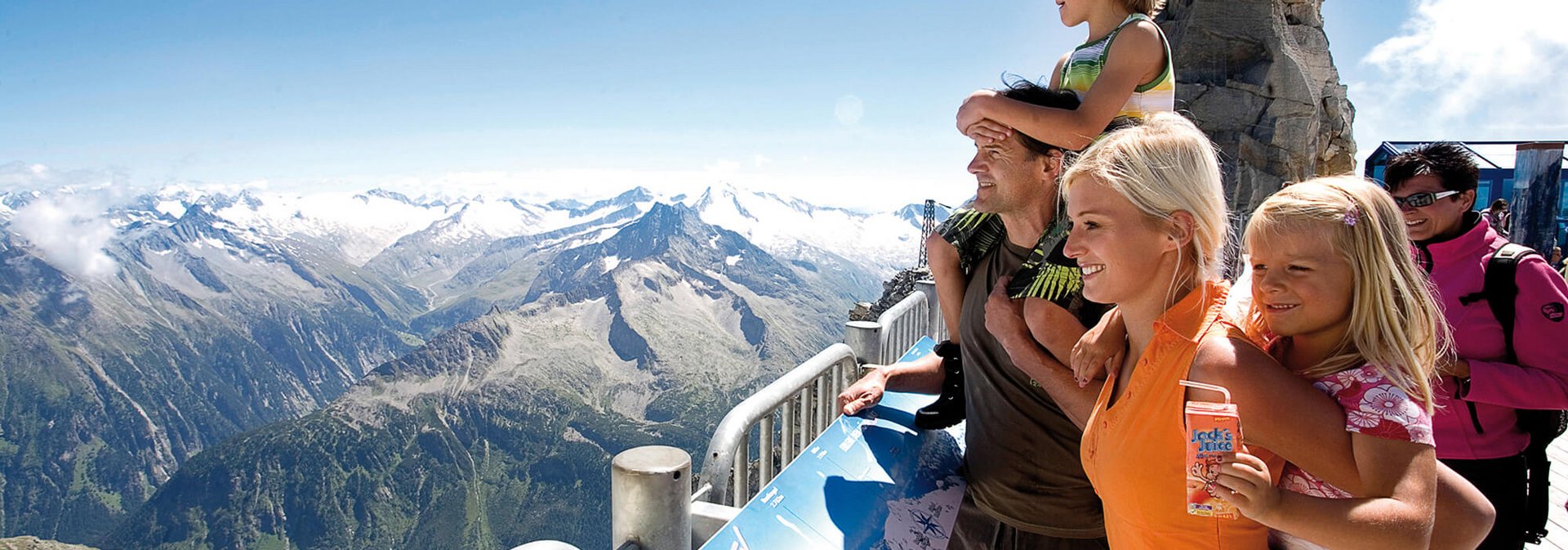 Familie auf Panorama-Terrasse Familie auf Panorama-Terrasse